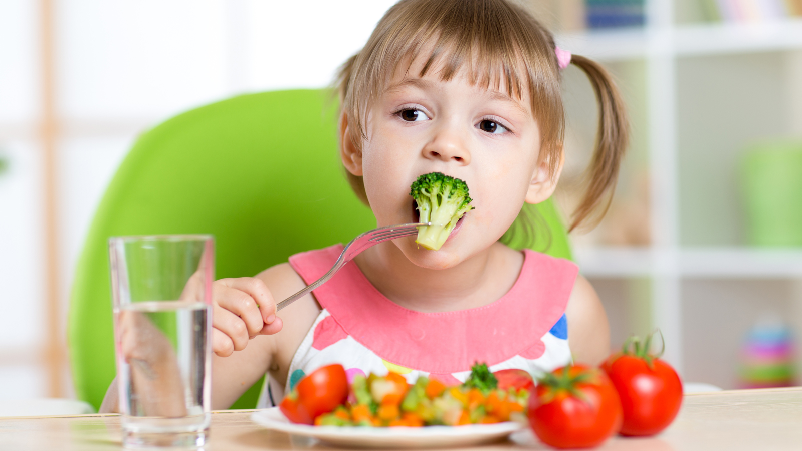 niña comiendo